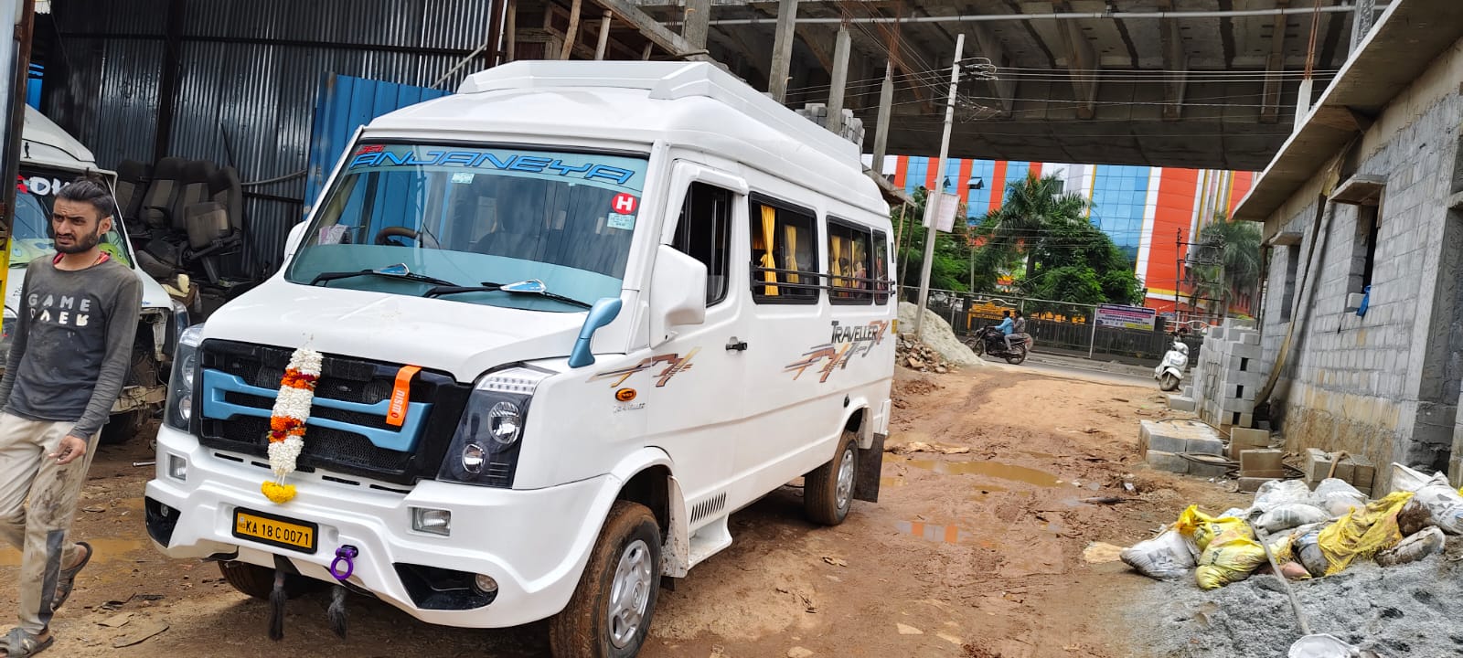 13 Seater Tempo Traveller Hire In Rajajinagar